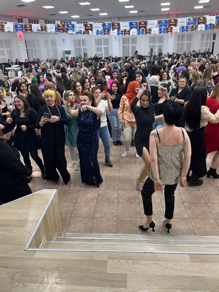 Banazdaki İstikbal Mobilya Kutladı: Banazlı Kadınlar 8 Mart Dünya Kadınlar Günü'nü Coşkuyla Karşıladı - b59a369b 0f60 463d 862a 0ce5142abcfd