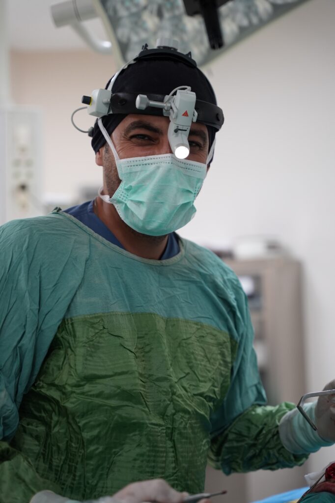 Uşaklı Doktor Fevzi Barlay, Başarılı Ameliyatlarla Dikkat Çekiyor