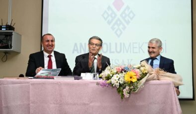 Anadolu Mektebi Kurucularından Prof.Dr. Sami Güçlü Uşak’ta Öğrencilerle Buluştu