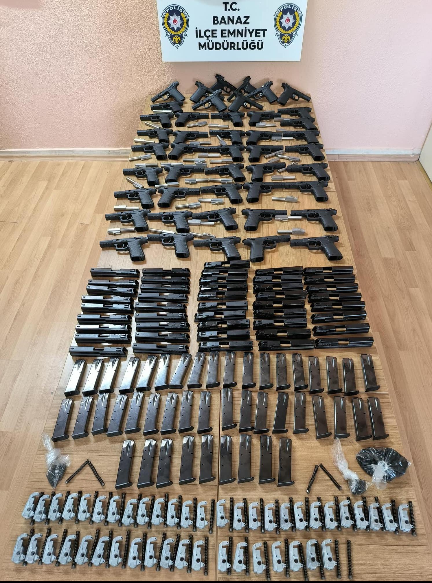 Uşak Emniyetinden Kaçak Silah Operasyonu: 45 Tabanca Parçası ve Şarjör Ele Geçirildi!