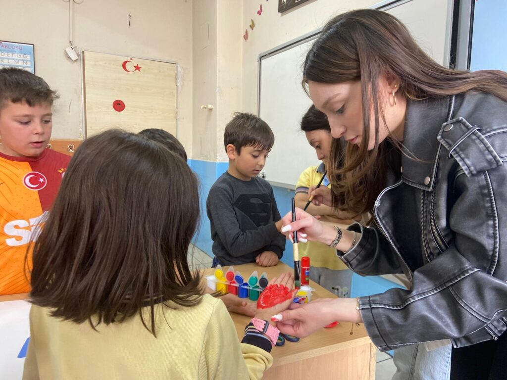 Empatiyle Varız’’ Projesi İle; Uşak Üniversitesi Öğrencilerinden, Küçük Bedenlere Büyük Etki - FOTOGRAF 6