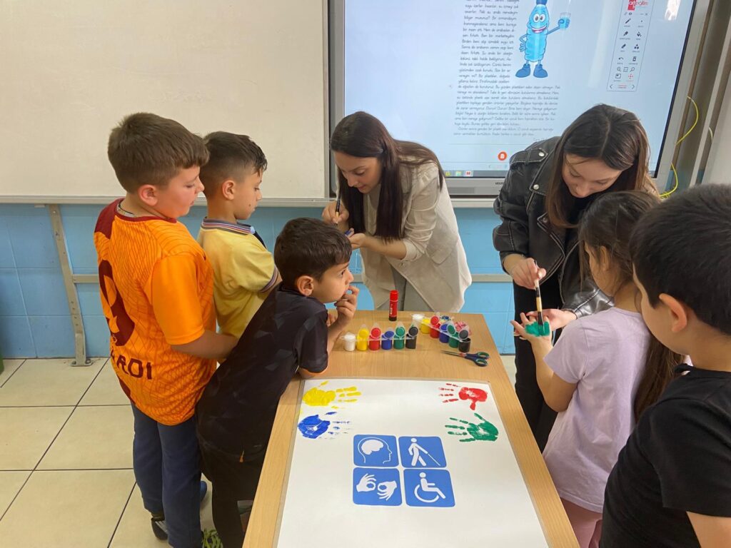 Empatiyle Varız’’ Projesi İle; Uşak Üniversitesi Öğrencilerinden, Küçük Bedenlere Büyük Etki - FOTOGRAF 7