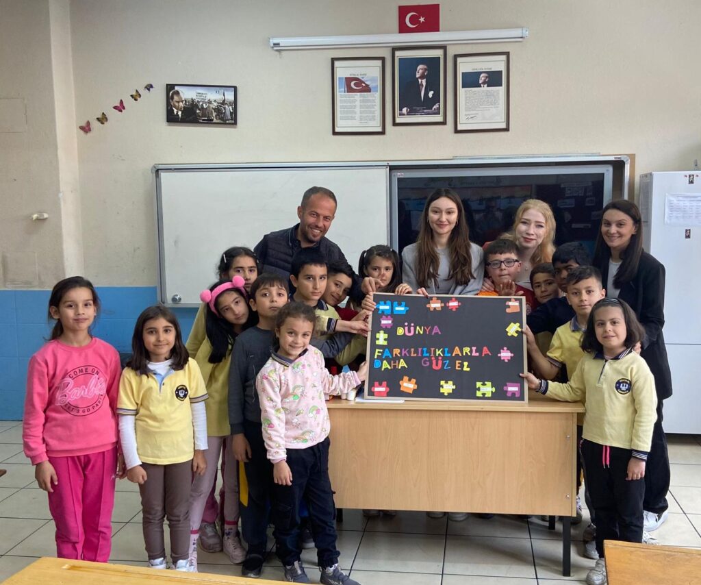 Empatiyle Varız’’ Projesi İle; Uşak Üniversitesi Öğrencilerinden, Küçük Bedenlere Büyük Etki - FOTOGRAF 9