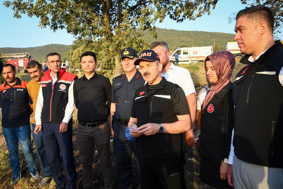 Vali Ergün, Sivaslı'daki Yangın Bölgesini Ziyaret Etti - 449956875 783338933970311 2778089222195199081 n