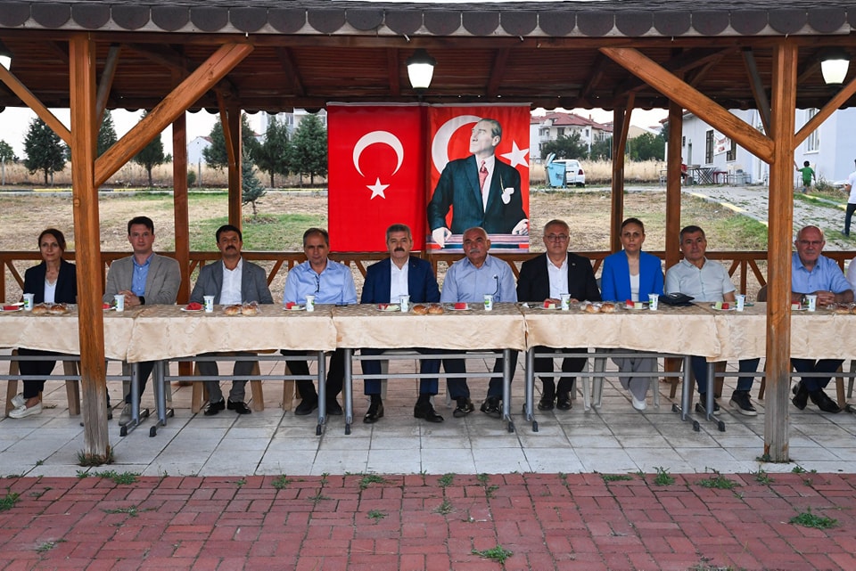 Vali Dr. Turan Ergün, Uşak Işık Çakır Sultan Cemevi'nde Düzenlenen Muharrem Ayı İftar Programına Katıldı - 450993315 789192540051617 1449315280812215287 n