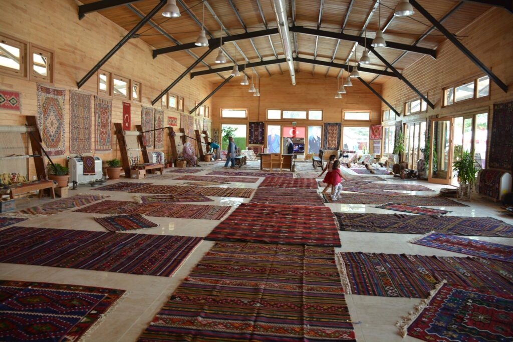 Uşak Eşme'de 26. Uluslararası Kilim Kültür Festivali Başlıyor - 453229065 1093840658841001 7287922187378763150 n