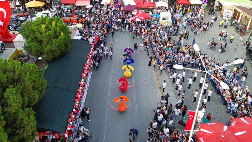 Eşme'de Kilim Ustalarının El Emeği Göz Nuru Eserleri Ve Birbirinden Renkli Etkinliklerle Dolu Bir Festivale Merhaba Dendi