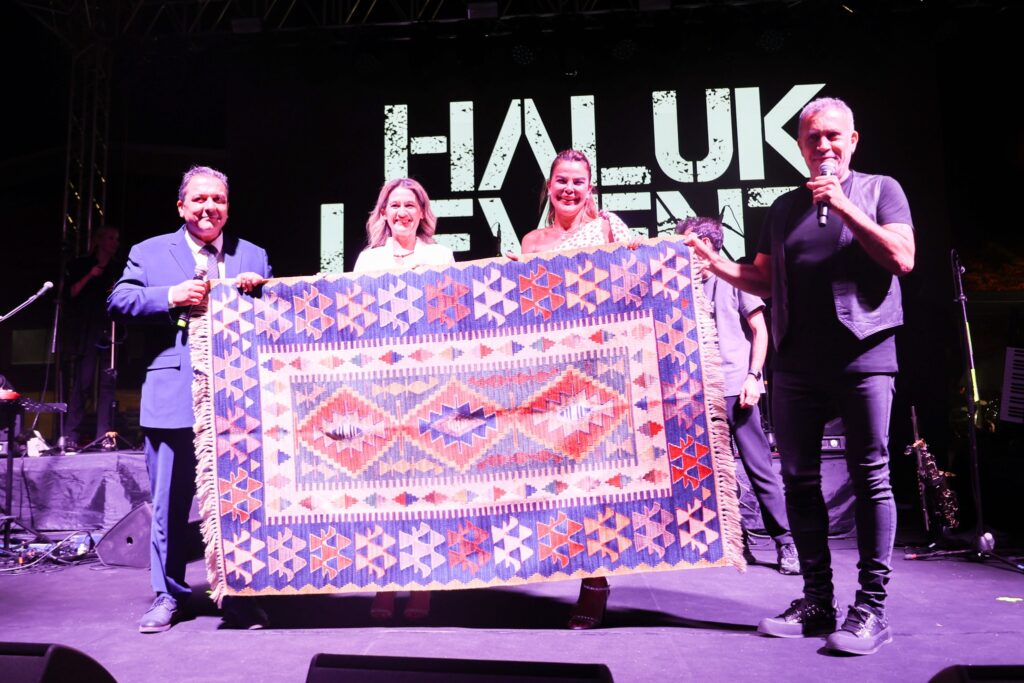 Haluk Levent, Uluslararası Turistik Kilim, Kültür ve Sanat Festivali'nde Coşku Yarattı - 456714282 10232285853879827 1582399273679126690 n