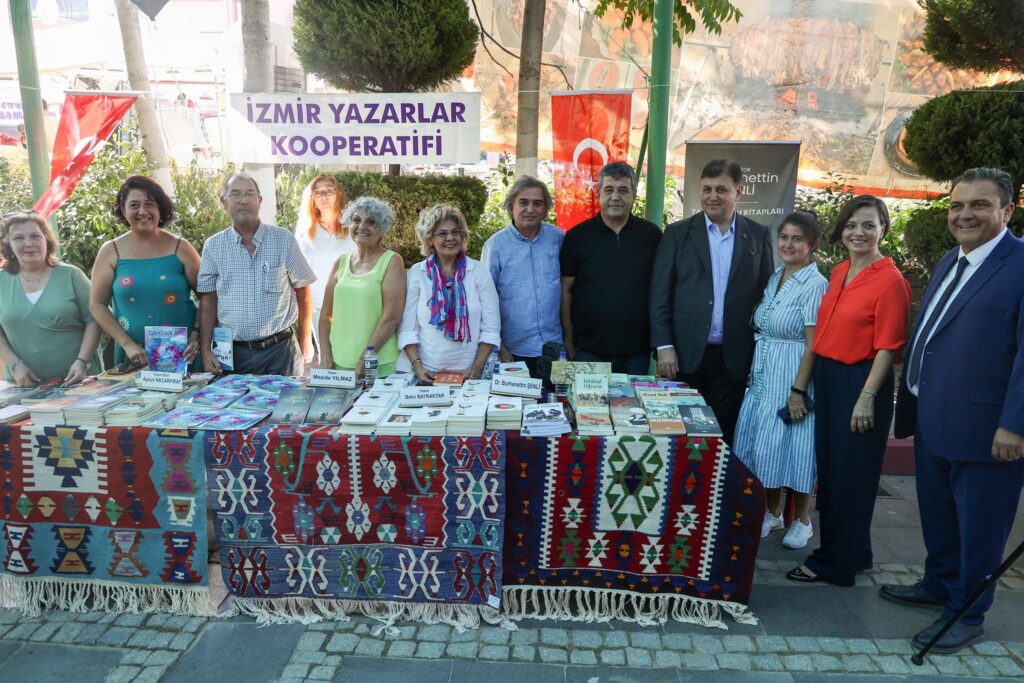 İzmir ve Karabağ Başkanları, Eşme Kilim Festivali'nde Kültüre Destek Verdi - 456732663 10232280994798353 5002339830174734459 n