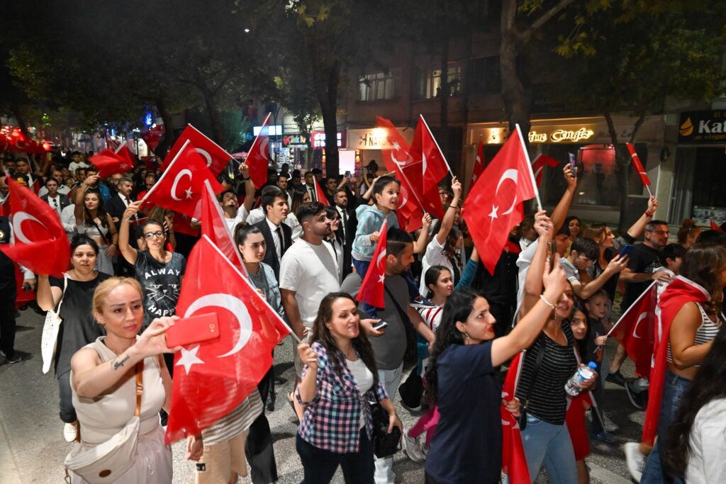 30 Ağustos Zafer Bayramı dolayısıyla fener alayı düzenlendi. - yuruyus 2