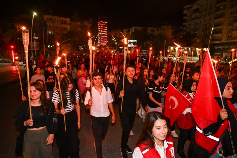 30 Ağustos Zafer Bayramı dolayısıyla fener alayı düzenlendi. - yuruyus 3