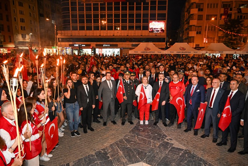 30 Ağustos Zafer Bayramı dolayısıyla fener alayı düzenlendi. - yuruyus 4