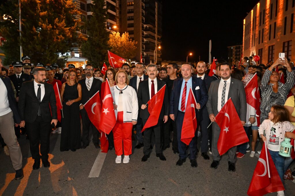 30 Ağustos Zafer Bayramı dolayısıyla fener alayı düzenlendi. - yuruyus 5