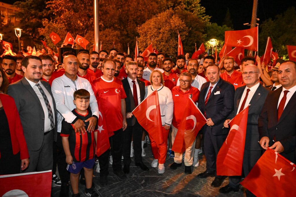 30 Ağustos Zafer Bayramı dolayısıyla fener alayı düzenlendi. - yuruyus 6