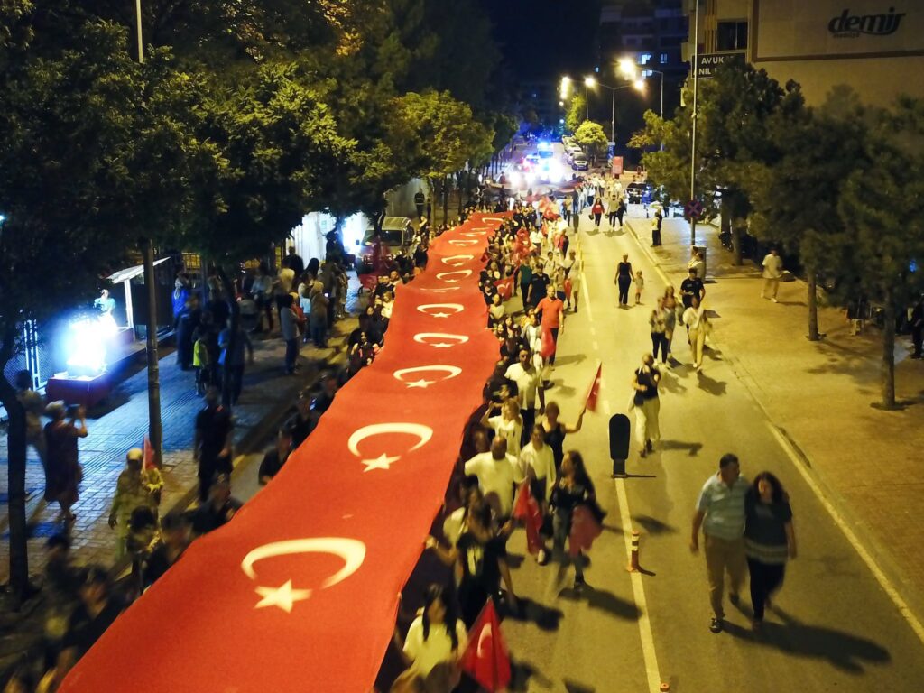 30 Ağustos Zafer Bayramı dolayısıyla fener alayı düzenlendi. - yuruyus 7