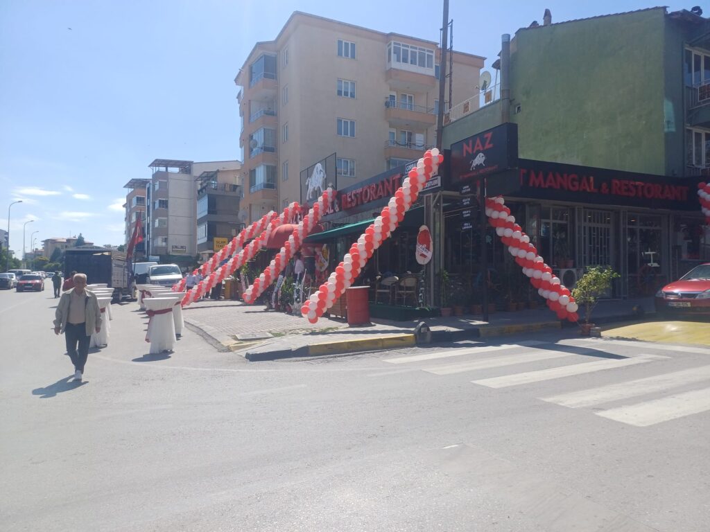 Uşak’ta İktidar ve Muhalefeti Bir Araya Getiren Restoran Açılışı