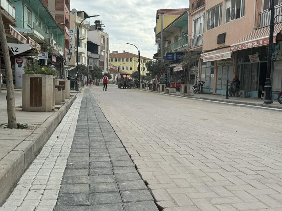 Ulubey Belediye Başkanı Veli Koçlu, İlçede Altyapı ve Doğalgaz Çalışmalarının Ardından Yol Onarım ve Yeniden Yapım Sürecini Hızlandırdı