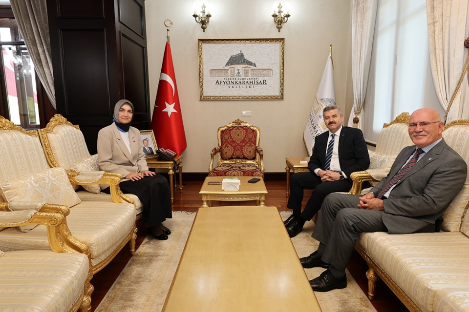 Uşak Valisi Dr. Turan Ergün ve Uşak Üniversitesi Rektörü Prof. Dr. Ekrem Savaş'tan Afyonkarahisar Valisi Doç. Dr. Kübra Güran Yiğitbaşı'na Ziyaret