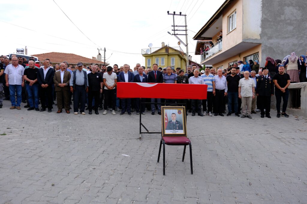 Uşak Milletvekili Op. Dr. Ali Karaoba, Uzman Çavuş Ünal Can Özdemir’in Cenaze Törenine Katıldı - 460464155 8423834994304488 3959051120276453183 n