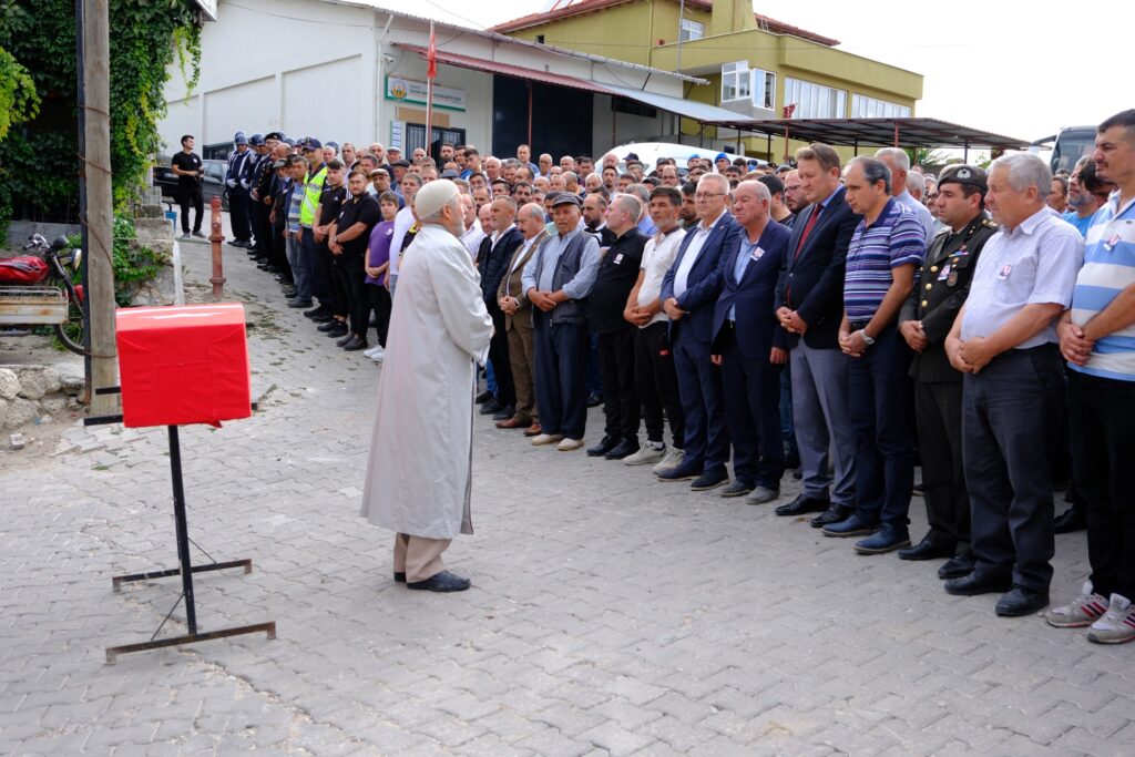 Uşak Milletvekili Op. Dr. Ali Karaoba, Uzman Çavuş Ünal Can Özdemir’in Cenaze Törenine Katıldı - 460516399 8423836280971026 2330220957649444853 n