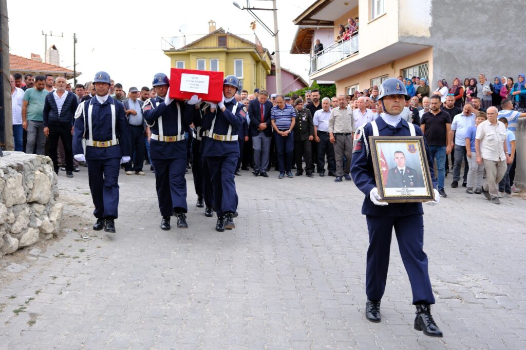 Uşak Milletvekili Op. Dr. Ali Karaoba, Uzman Çavuş Ünal Can Özdemir’in Cenaze Törenine Katıldı - 460594567 8423836960970958 1497911024348387089 n