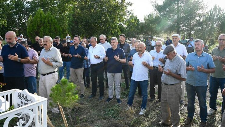 Uşak Valisi Dr. Turan Ergün, PTT Genel Müdürü Hakan Gülten’in Babaannesinin Cenaze Törenine Katıldı