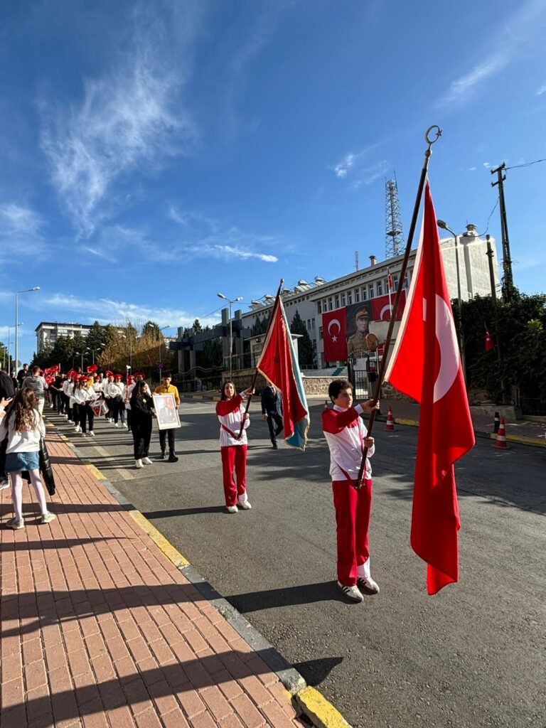 Cumhuriyet Bayramı Uşak Mehmet Sesli Ortaokulu’nda Coşkuyla Kutlandı - 21d78a47 6966 4028 b1ca 4171868d44a4