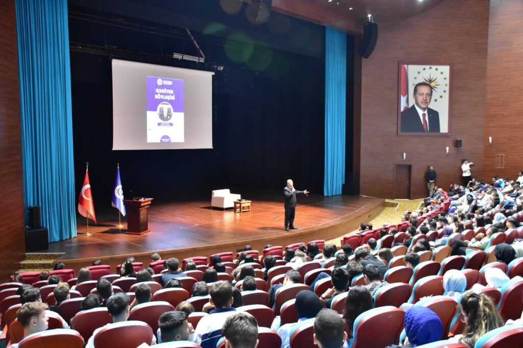 Uşak Üniversitesi’nde Kariyer Söyleşisi: Uşak İl Emniyet Müdürü Mehmet Ali Kolcu, Öğrencilerle Buluştu - 463421139 950687633754344 3247469492662614400 n