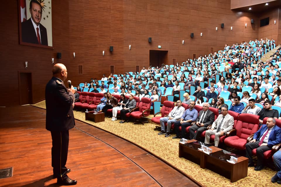 Uşak Üniversitesi’nde Kariyer Söyleşisi: Uşak İl Emniyet Müdürü Mehmet Ali Kolcu, Öğrencilerle Buluştu - 463481892 950687420421032 8712583688754539351 n