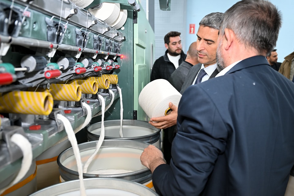 Uşak Valisi Dr. Naci Aktaş'tan Yangıncı Tekstil Fabrikası Ziyareti: Üretim Süreçlerine Yerinde İnceleme