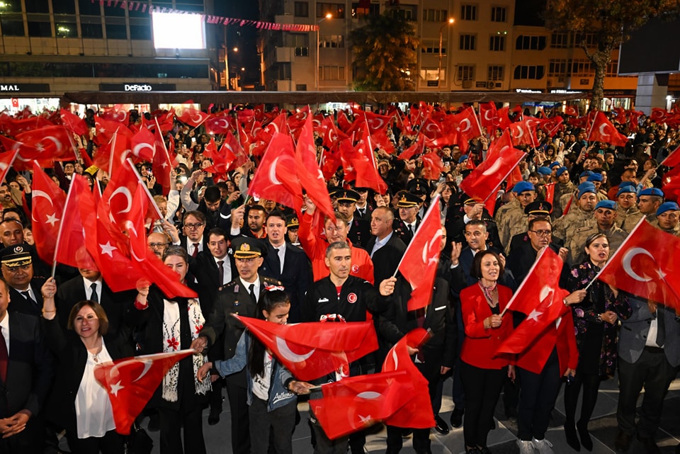 Uşak’ta Cumhuriyet Coşkusu: Vali Dr. Naci Aktaş, Fener Alayı’nda Vatandaşlarla Bir Araya Geldi - 464908004 861659882804882 1278687010464159877 n