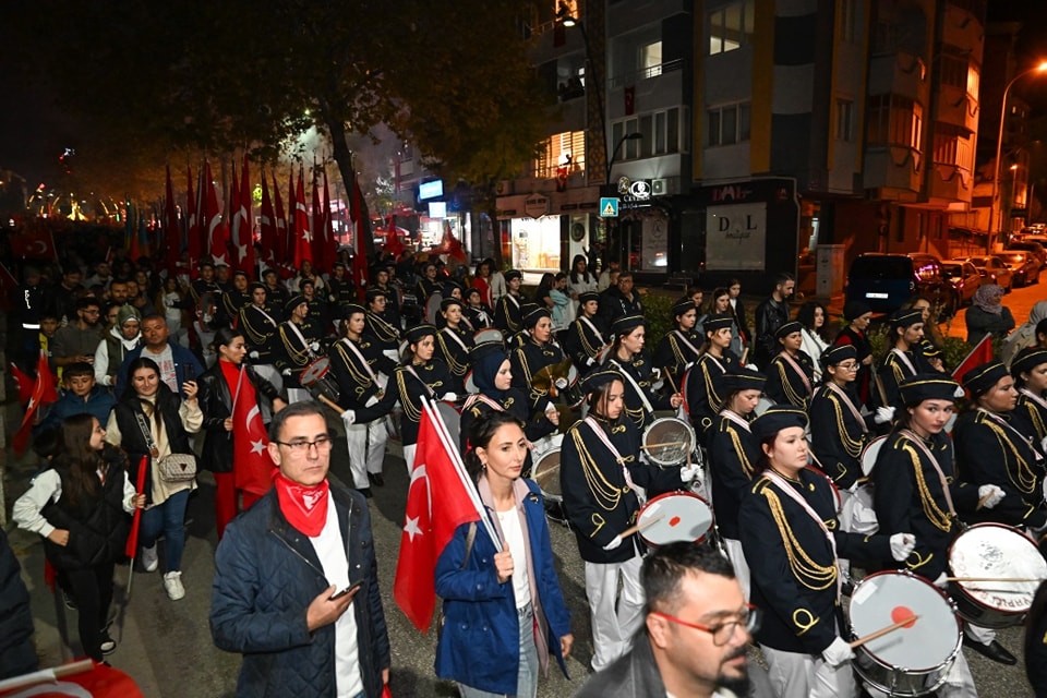 Uşak’ta Cumhuriyet Coşkusu: Vali Dr. Naci Aktaş, Fener Alayı’nda Vatandaşlarla Bir Araya Geldi - 465010482 861659999471537 4078160719271851113 n