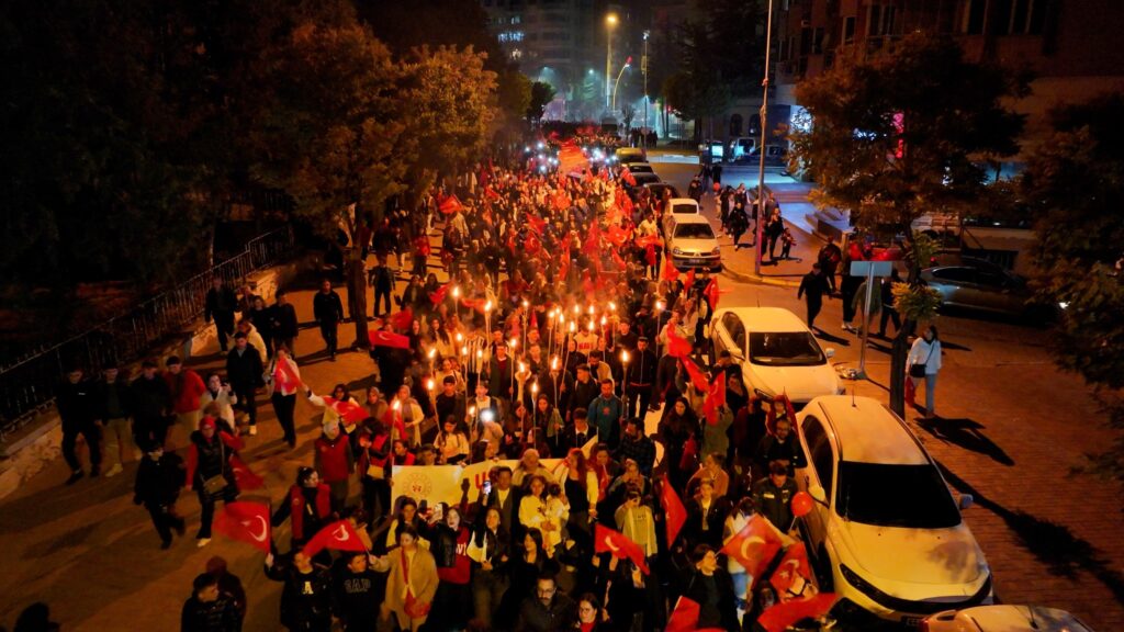 Uşak’ta Cumhuriyet Coşkusu: Vali Dr. Naci Aktaş, Fener Alayı’nda Vatandaşlarla Bir Araya Geldi - 465041252 874252391515370 9135410843497938014 n