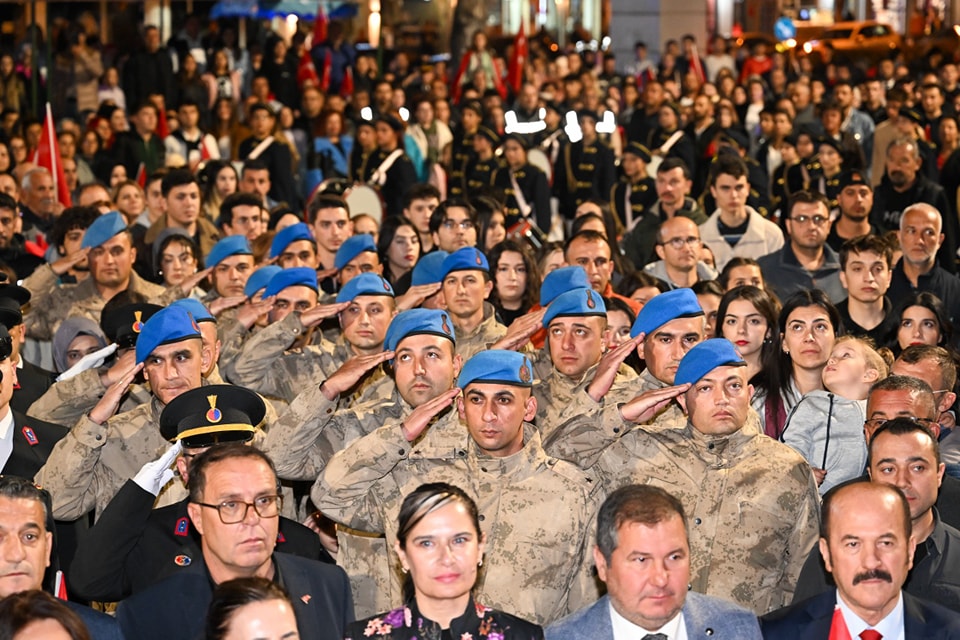 Uşak’ta Cumhuriyet Coşkusu: Vali Dr. Naci Aktaş, Fener Alayı’nda Vatandaşlarla Bir Araya Geldi