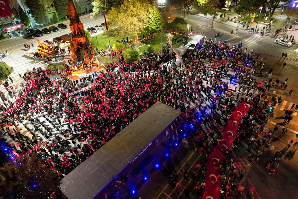 Uşak’ta Cumhuriyet Coşkusu: Vali Dr. Naci Aktaş, Fener Alayı’nda Vatandaşlarla Bir Araya Geldi