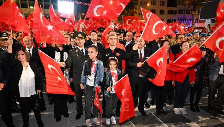 Uşak’ta Cumhuriyet Coşkusu: Vali Dr. Naci Aktaş, Fener Alayı’nda Vatandaşlarla Bir Araya Geldi