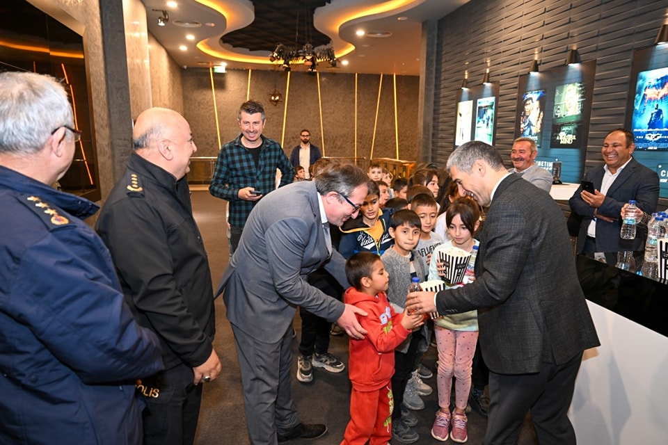 Vali Dr. Naci Aktaş, Çocuklar İçin Sinema Etkinliğinde Öğrencilerle Bir Araya Geldi