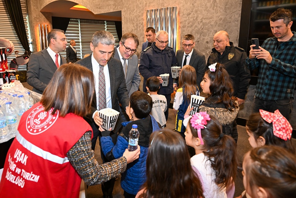 Vali Dr. Naci Aktaş, Çocuklar İçin Sinema Etkinliğinde Öğrencilerle Bir Araya Geldi