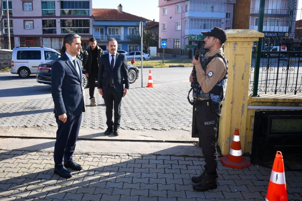 Uşak Valisi Dr. Naci Aktaş’tan Polis Merkezlerine İnceleme Ziyareti - 468668384 882283667409170 8967869895990027529 n