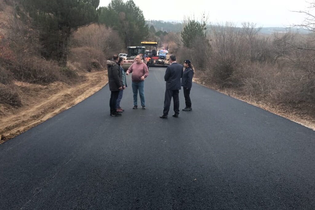 Banaz Kaymakamı Cuma Emeç, Yeşilyurt-Çamsu Köyleri Arasında Devam Eden Asfalt Çalışmalarını İnceledi