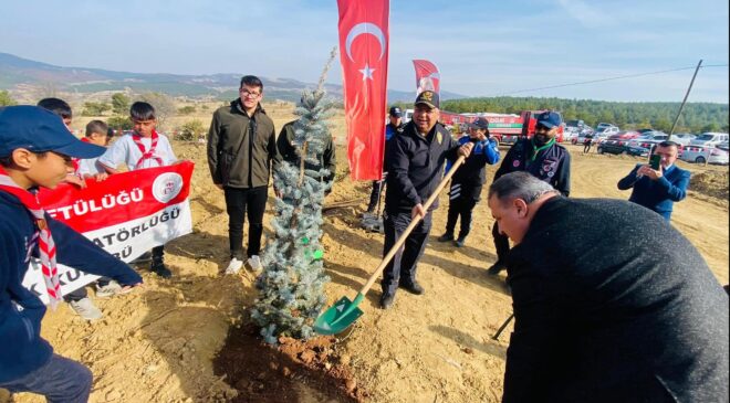 Uşak İl Emniyet Müdürü Mehmet Ali Kolcu, Milli Ağaçlandırma Günü Kapsamında Fidan Dikimi Etkinliğine Katıldı