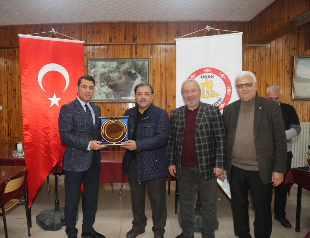 Uşak İl Özel İdaresi’nde Emeklilik Töreni: 22 Çalışana Veda Yemeği Düzenlendi