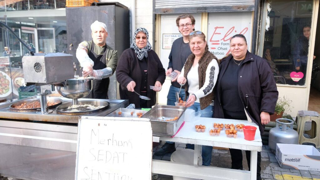 Uşak Gazeteciler Derneği Başkanı Elif Şentürk’ten Merhum Babası Sedat Şentürk’ün Ruhuna Lokma Hayrı - 475176171 9490807520953912 6808055428598488011 n