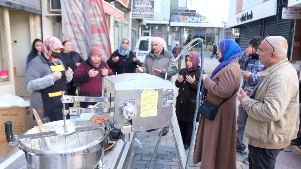 Uşak Gazeteciler Derneği Başkanı Elif Şentürk’ten Merhum Babası Sedat Şentürk’ün Ruhuna Lokma Hayrı - 475323466 9490807407620590 7178249924441392543 n
