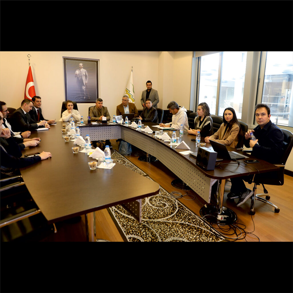 Uşak OSB’de Güneş Enerji Santrali Projesi İçin Bilgilendirme ve Paydaş Katılımı Toplantısı Düzenlendi - 475327612 1144345167701075 6243459259421059785 n
