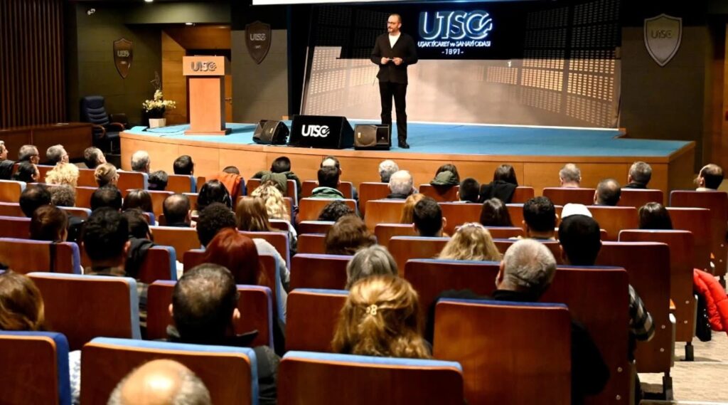 Kırık Pusula: Yeni Çağın Liderlik Rehberi" Semineri Yoğun Katılımla Gerçekleşti - 475550369 18389784058104863 6613973202049236727 n 1