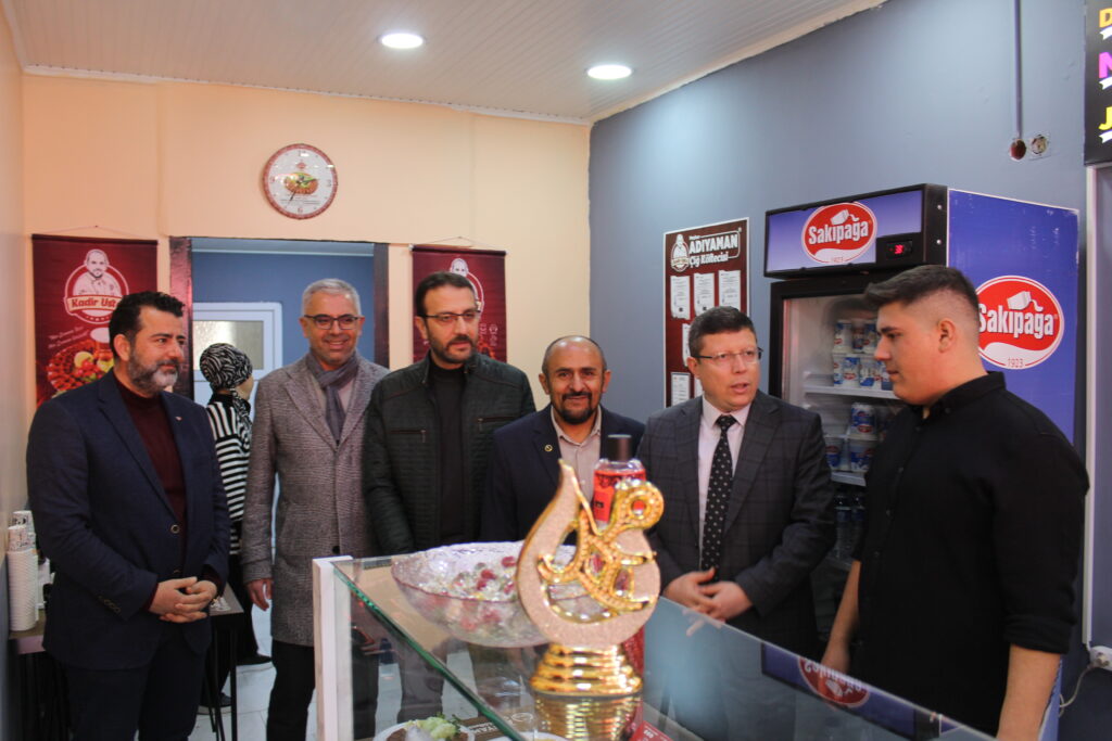 Uşak’ta Yeni Bir Lezzet Durağı: “Adıyaman Çiğ Köftecisi Kadir Usta” Faaliyete Geçti - IMG 7550