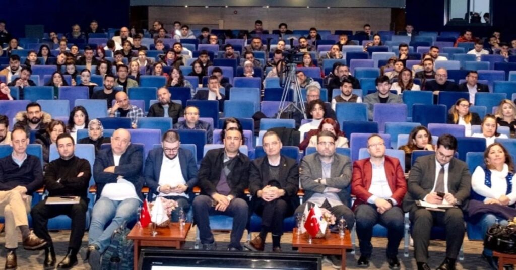 UTSO E-Ticaret ve E-İhracat Zirvesi 2025’in İlk Günü Tamamlandı - 476831799 944632081144067 1607227157687438242 n 1