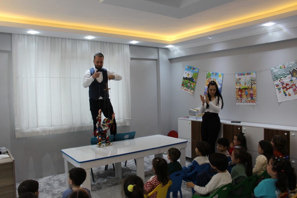 Faruk Karagül Uşak’ta Minik İzleyicilerle Buluştu - 84e873b7 90c4 46cb 82a1 af4eb71b9a57