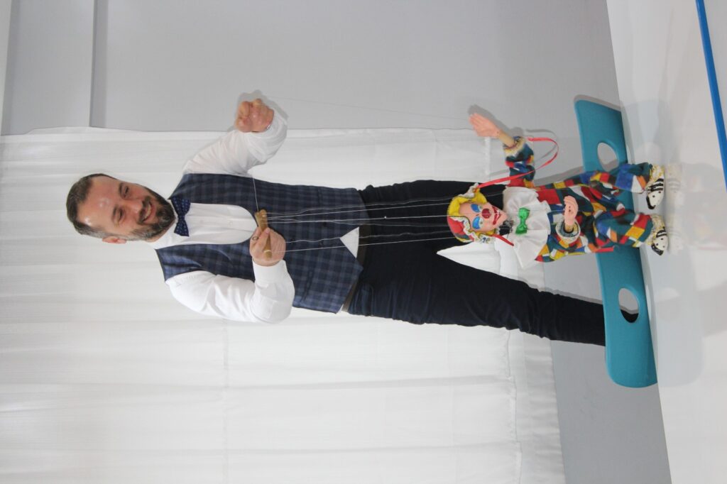 Faruk Karagül Uşak’ta Minik İzleyicilerle Buluştu - b1b290e1 6556 4ffd bfcd b40809d9e0b7